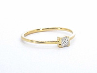 Gouden solitaire ring met een natuurlijke prinses geslepen diamant - afbeelding 4 van  9