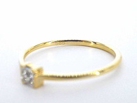 Gouden solitaire ring met een natuurlijke prinses geslepen diamant - afbeelding 8 van  9