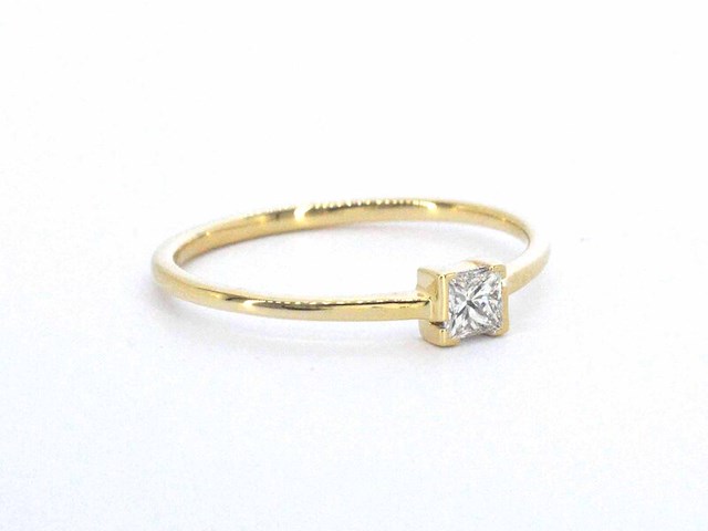 Gouden solitaire ring met een natuurlijke prinses geslepen diamant - afbeelding 4 van  10