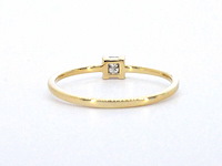 Gouden solitaire ring met een natuurlijke prinses geslepen diamant - afbeelding 7 van  10