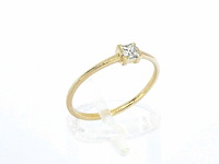 Gouden solitaire ring met een natuurlijke prinses geslepen diamant - afbeelding 9 van  10