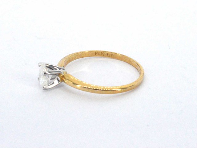 Gouden solitaire ring met een ovaal geslepen diamant in witgouden zetting - afbeelding 2 van  11