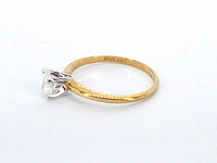 Gouden solitaire ring met een ovaal geslepen diamant in witgouden zetting - afbeelding 2 van  11