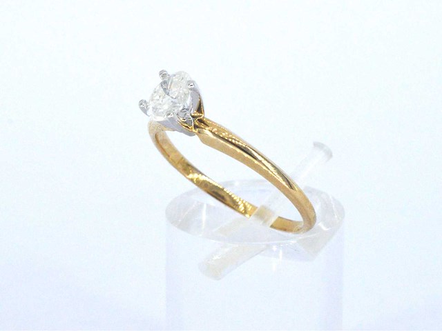 Gouden solitaire ring met een ovaal geslepen diamant in witgouden zetting - afbeelding 3 van  11