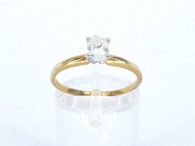 Gouden solitaire ring met een ovaal geslepen diamant in witgouden zetting - afbeelding 1 van  11