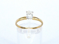 Gouden solitaire ring met een ovaal geslepen diamant in witgouden zetting - afbeelding 1 van  11