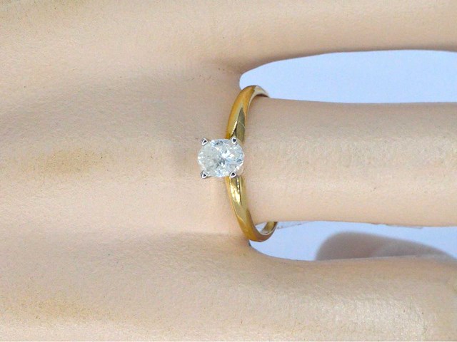 Gouden solitaire ring met een ovaal geslepen diamant in witgouden zetting - afbeelding 4 van  11