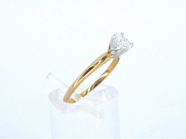 Gouden solitaire ring met een ovaal geslepen diamant in witgouden zetting - afbeelding 6 van  11