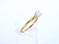 Gouden solitaire ring met een ovaal geslepen diamant in witgouden zetting - afbeelding 6 van  11