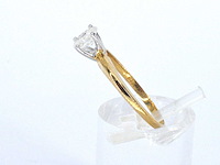Gouden solitaire ring met een ovaal geslepen diamant in witgouden zetting - afbeelding 7 van  11