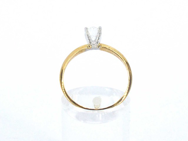 Gouden solitaire ring met een ovaal geslepen diamant in witgouden zetting - afbeelding 8 van  11