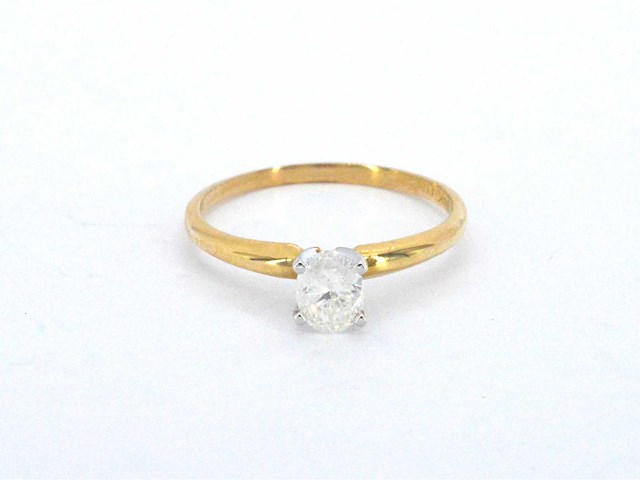 Gouden solitaire ring met een ovaal geslepen diamant in witgouden zetting - afbeelding 9 van  11
