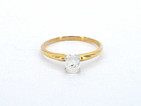 Gouden solitaire ring met een ovaal geslepen diamant in witgouden zetting - afbeelding 9 van  11