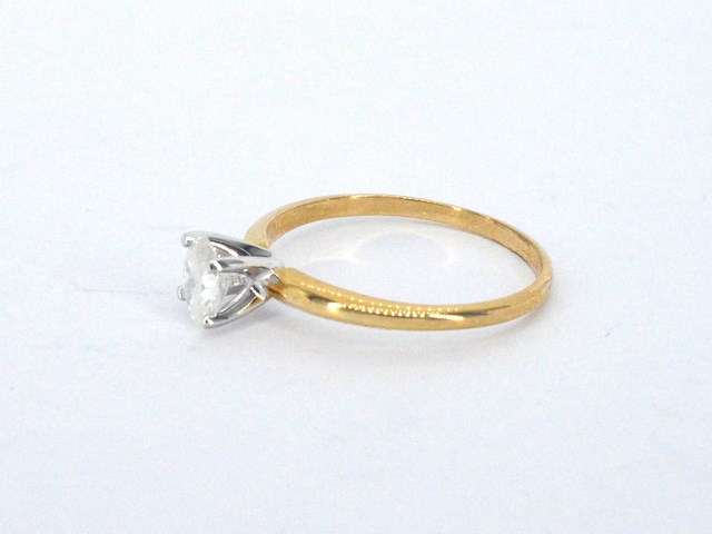 Gouden solitaire ring met een ovaal geslepen diamant in witgouden zetting - afbeelding 10 van  11