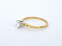 Gouden solitaire ring met een ovaal geslepen diamant in witgouden zetting - afbeelding 10 van  11
