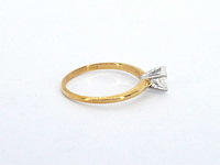 Gouden solitaire ring met een ovaal geslepen diamant in witgouden zetting - afbeelding 11 van  11