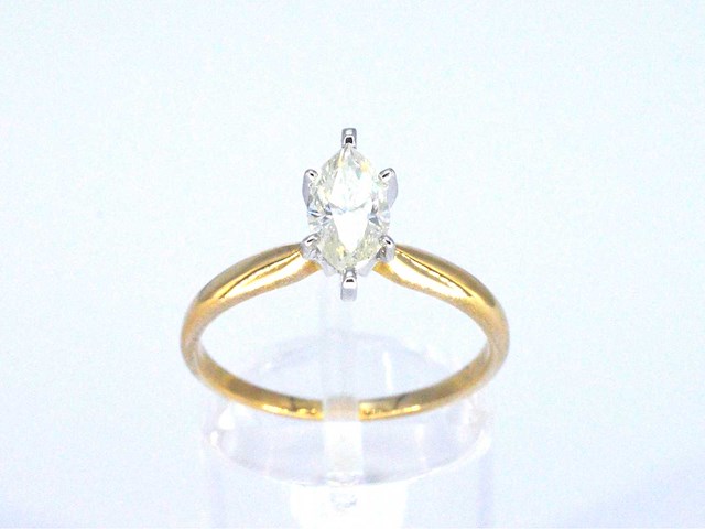 Gouden solitaire ring met marquise geslepen diamant in witte zetting - afbeelding 6 van  8