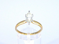 Gouden solitaire ring met marquise geslepen diamant in witte zetting - afbeelding 6 van  8