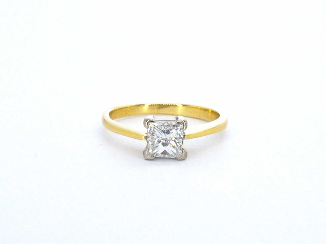Gouden solitaire ring met prinses geslepen diamant - afbeelding 1 van  7