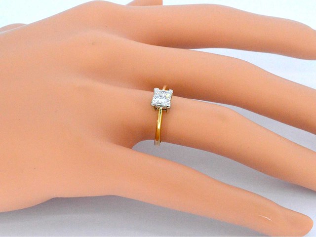 Gouden solitaire ring met prinses geslepen diamant - afbeelding 2 van  7