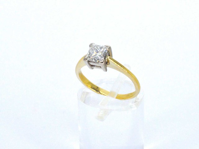 Gouden solitaire ring met prinses geslepen diamant - afbeelding 4 van  7