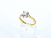 Gouden solitaire ring met prinses geslepen diamant - afbeelding 4 van  7