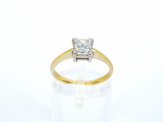 Gouden solitaire ring met prinses geslepen diamant - afbeelding 5 van  7
