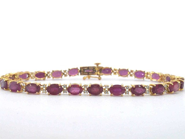 Gouden tennisarmband met diamanten en robijn - afbeelding 1 van  7