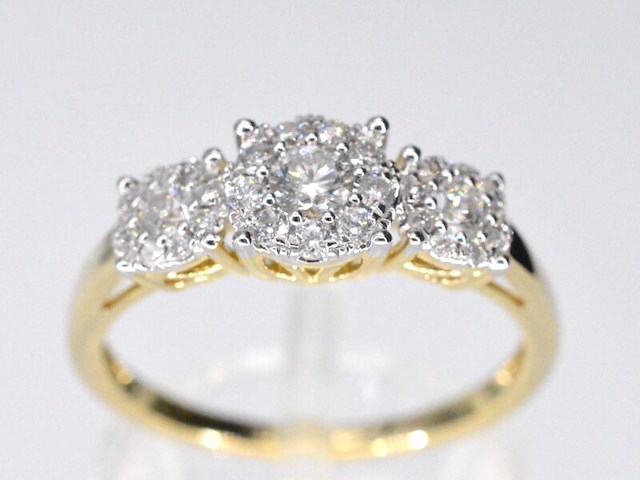 Gouden trinity ring met diamanten - afbeelding 1 van  7