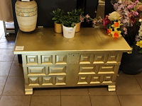 Goudkleurige dekenkist. afmeting 110 x 48 x 54 cm. - afbeelding 1 van  3