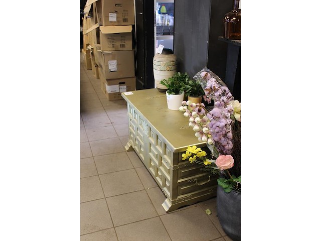 Goudkleurige dekenkist. afmeting 110 x 48 x 54 cm. - afbeelding 2 van  3