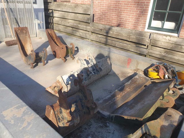 Graafbakken sw05 en hydraulische breekhamer (5x) - afbeelding 2 van  9