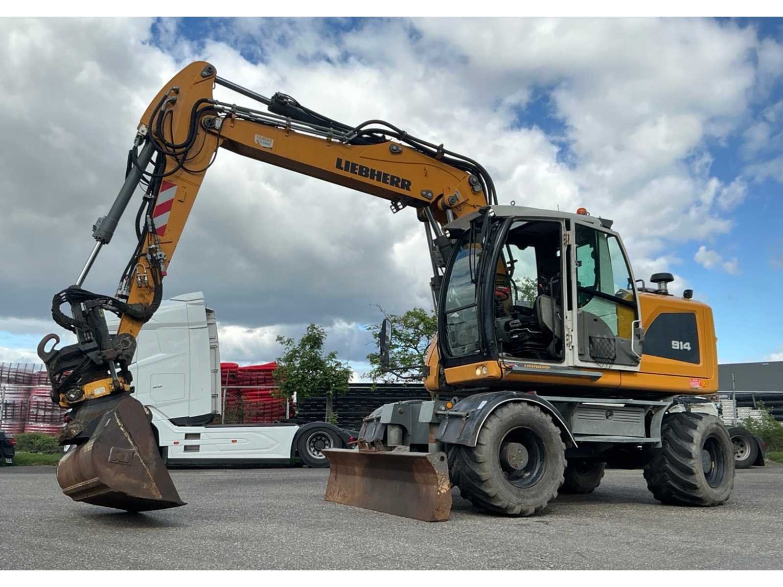 Graafmachine, aanhangwagens, luchtcompressor, palletfoliewikkelaars en fietsen