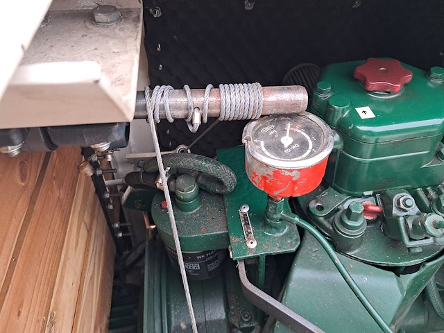 Grachtensloep met 8 pk 1 cilinder deutz diesel motor en trailer - afbeelding 28 van  66