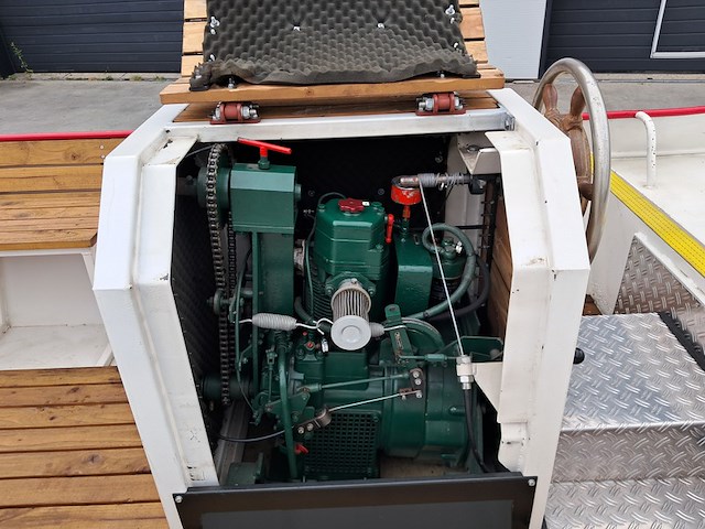 Grachtensloep met 8 pk 1 cilinder deutz diesel motor en trailer - afbeelding 38 van  66