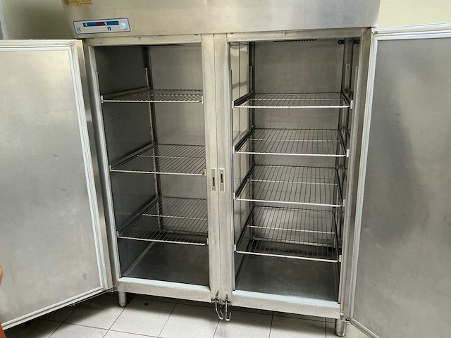 Gram k1270 d rhha professionele koelkast (dubbeldeurs) - afbeelding 12 van  16