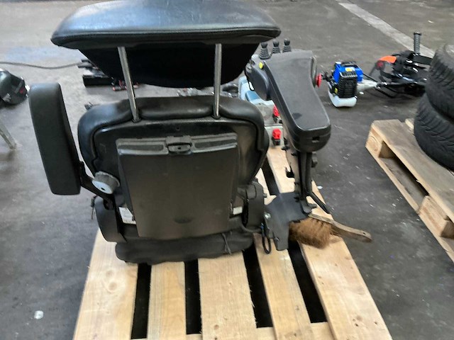 Grammer heftruckstoel met bedieningsknoppen - afbeelding 1 van  8