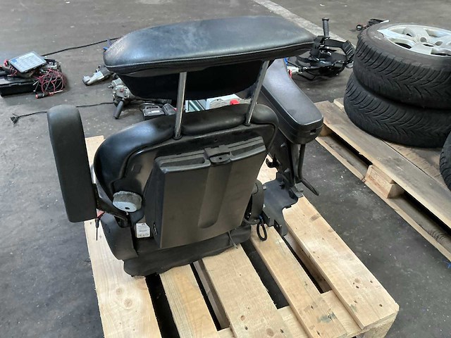 Grammer heftruckstoel met bedieningsknoppen - afbeelding 2 van  8