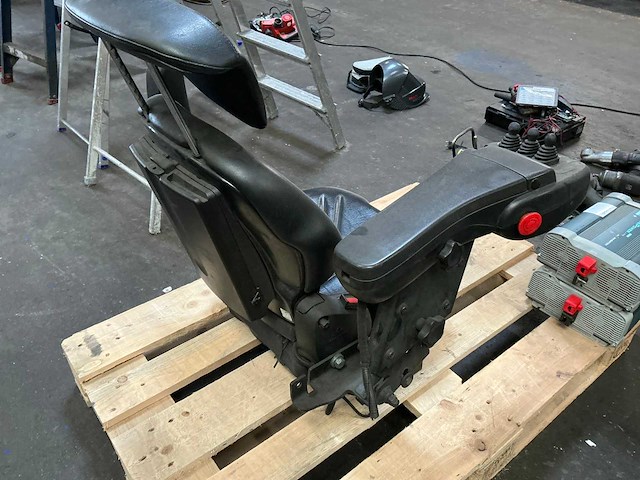 Grammer heftruckstoel met bedieningsknoppen - afbeelding 3 van  8