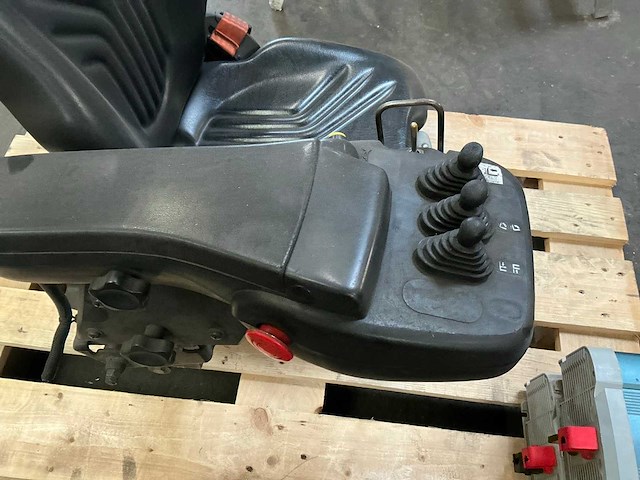 Grammer heftruckstoel met bedieningsknoppen - afbeelding 8 van  8