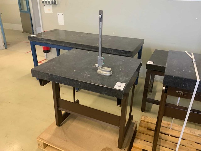 Granieten laboratoriumtafel met hoogtemeter - afbeelding 2 van  3