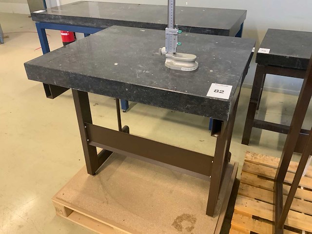 Granieten laboratoriumtafel met hoogtemeter - afbeelding 3 van  3