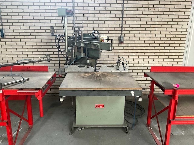 Graule verstek afkortcirkelzaagmachine v.v. aan- uitvoertafel - afbeelding 1 van  8