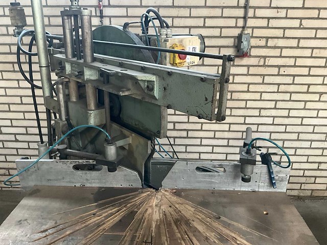 Graule verstek afkortcirkelzaagmachine v.v. aan- uitvoertafel - afbeelding 3 van  8