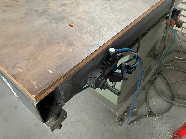 Graule verstek afkortcirkelzaagmachine v.v. aan- uitvoertafel - afbeelding 7 van  8