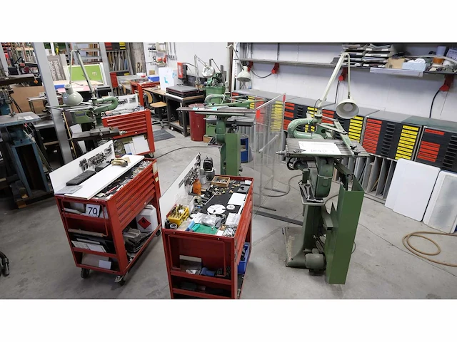 Graveermachines en freesslijpmachine (3x) - afbeelding 1 van  7