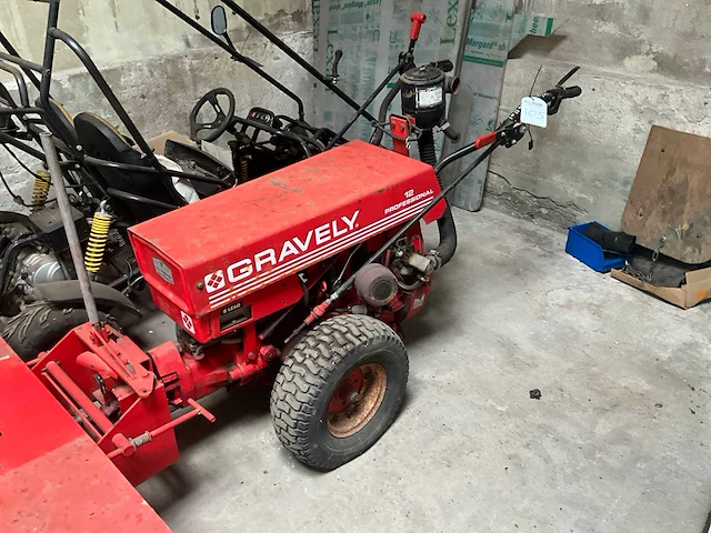 Gravely 12 professional werktuigdrager met veegborstel - afbeelding 2 van  9