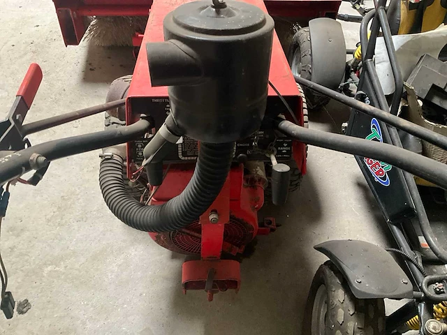 Gravely 12 professional werktuigdrager met veegborstel - afbeelding 5 van  9
