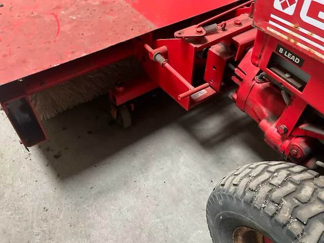 Gravely 12 professional werktuigdrager met veegborstel - afbeelding 6 van  9