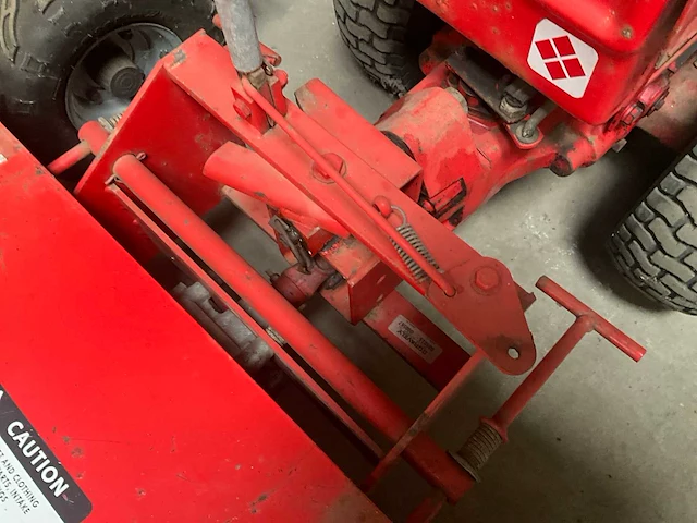 Gravely 12 professional werktuigdrager met veegborstel - afbeelding 7 van  9